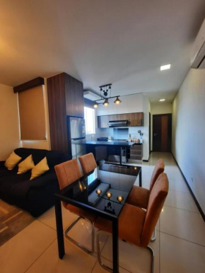 Lujoso Apartamento Nuevo, cerca de todo, moderno 100% amoblado con Netflix, Parqueo gratuito y WIFI. LUXURY